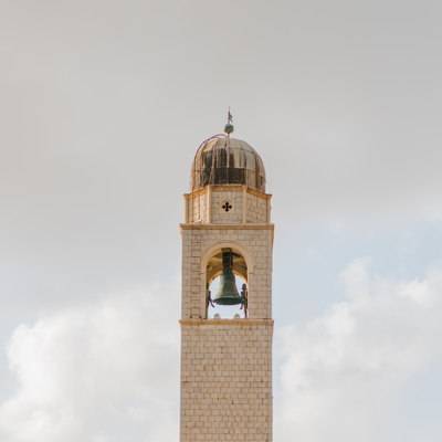 Eine Glocke in einem Glockenturm einer Kirche.