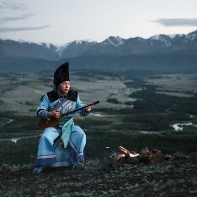 Ein mongolischer Kehlkopf Oberton Sänger mit Pferdekopfgeige.