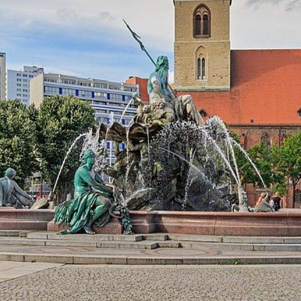 Der Wassergott Neptun auf dem Neptunbrunnen in Berlin Mitte.