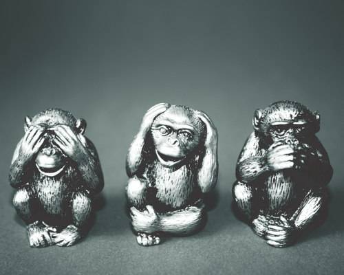 Drei gesellige Affenfiguren: nicht Sehen, nichts Sagen, nichts Hören.