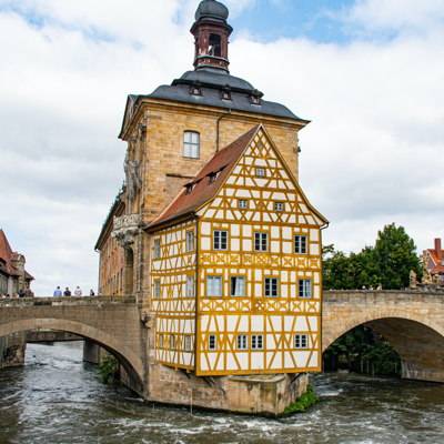 Ein altes Fachwerkgebäöude auf einer Brücke über den Main in Bamberg.
