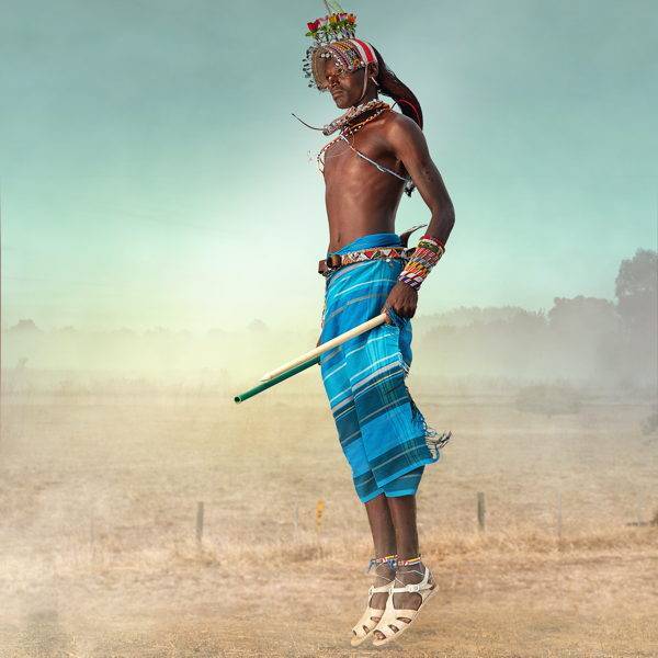 Ein Massai Krieger der in die Luft gesprungen ist.